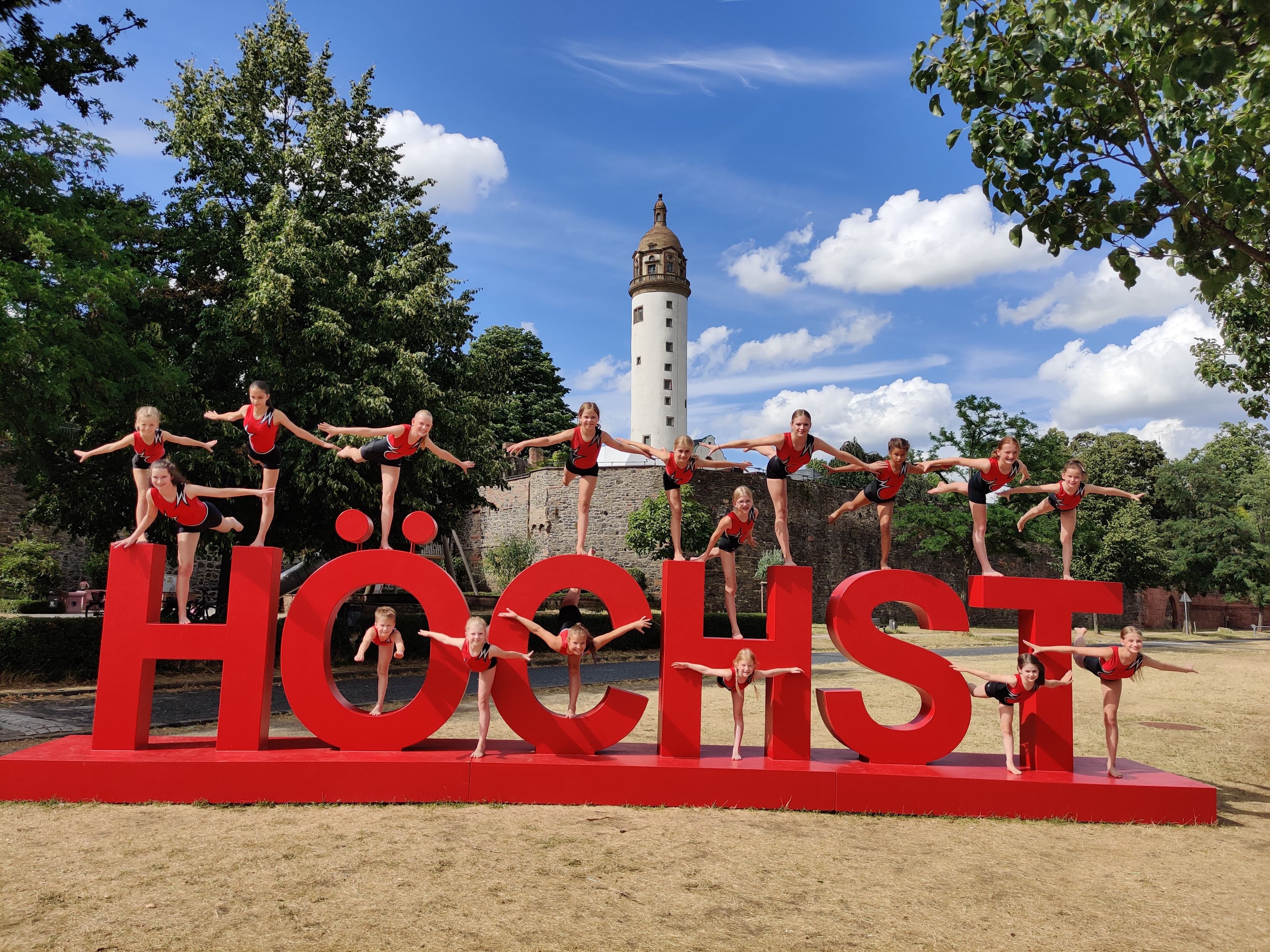 Schriftzug Höchst vom Mainufer mit Blick aufs Schloss
