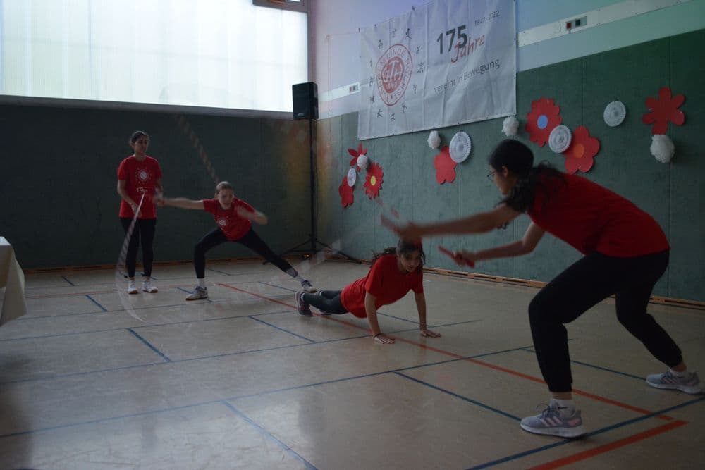 Mädchen beim Rope Skipping