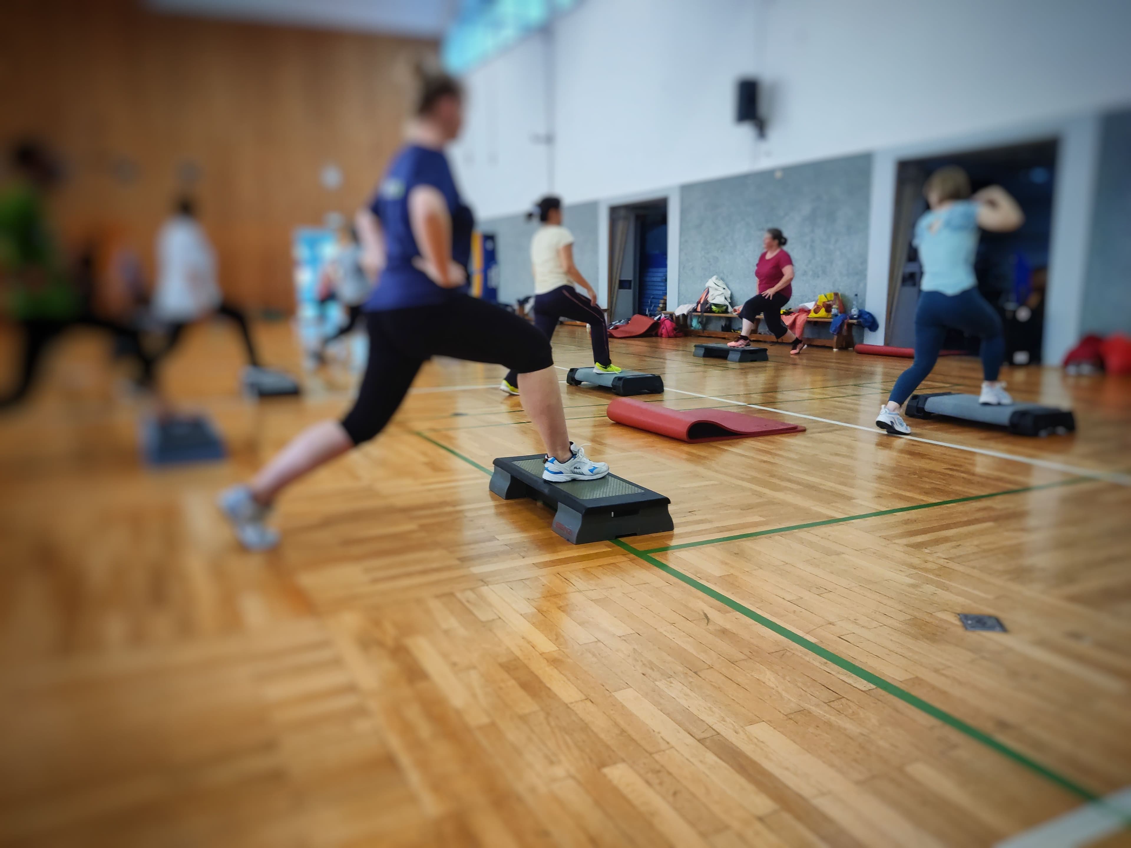Trainierenden beim Step Aerobic